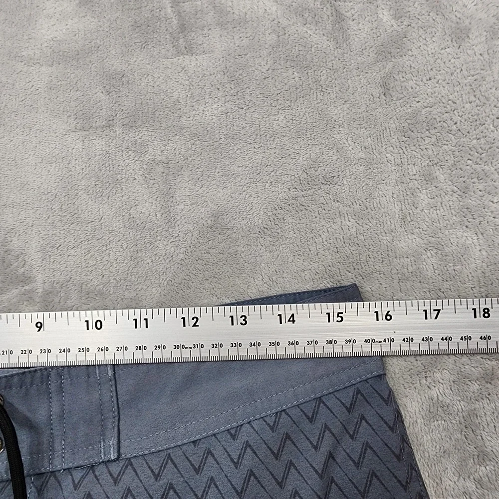 Physical Science Board Shorts Mens 32 Gray Chevron Tribal Dragon Cargo Beach Y2K